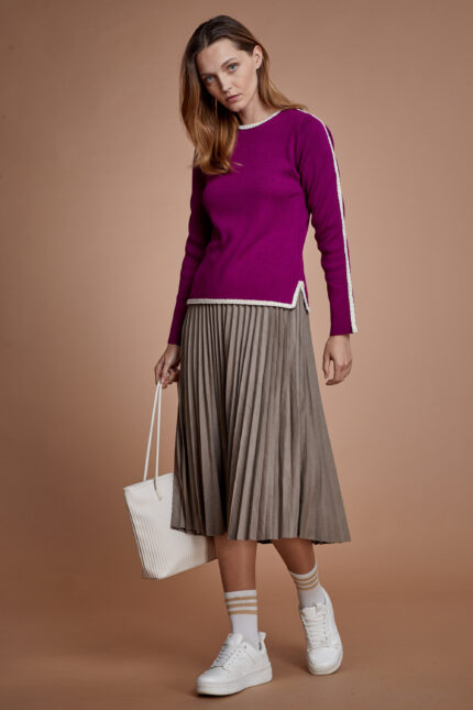 דוגמנית מציגה חצאית צנועה עשויה פליסה מבד זמש בגוון קפה וסריג צנוע בצבע בורדו