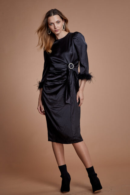 שמלת ערב צנועה מתאימה גם למידות גדולות בצבע שחור עם נוצות בשרוול