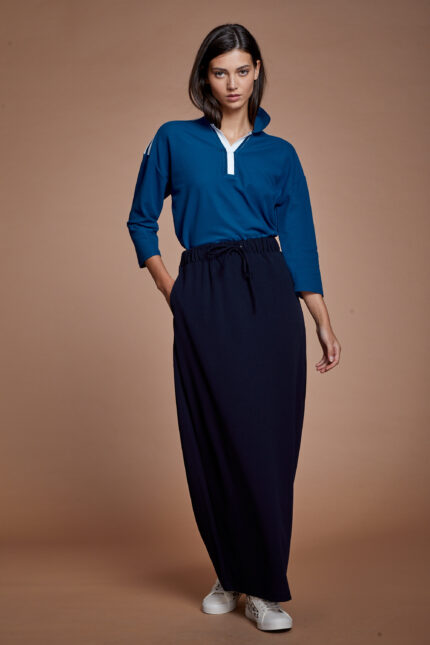 דוגמנית מציגה חצאית מקסי צנועה לנשים ונערות וגם במידות גדולות בצבע כחול