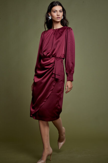 שמלת סאטן צנועה לנשים ומידות גדולות בצבע בורדו