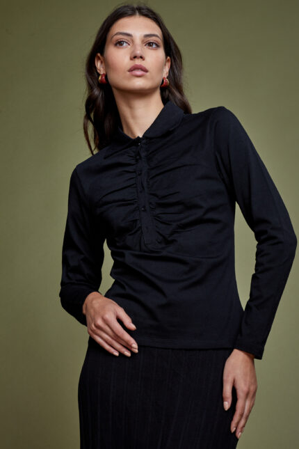 חולצת כותנה צנועה בצבע שחור עם כיווצים קדמיים