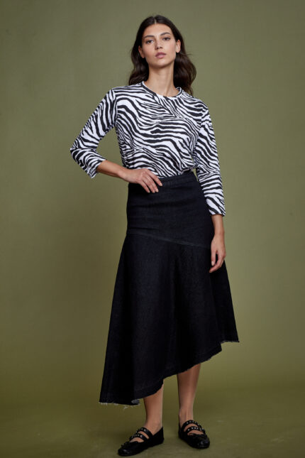 דוגמנית לובשת חולצת בייסיק צנועה עשויה כותנה בגוון זברה