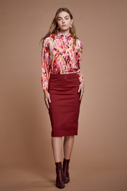 דוגמנית מציגה חצאית צנועה למידות גדולות בצבע חמרה
