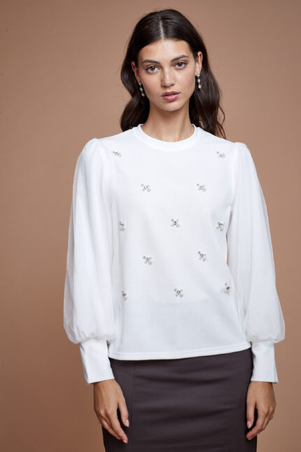 חולצה צנועה לחג בצבע לבן עם דוגמת פנינים בקדמת החולצה ושרוולי טול