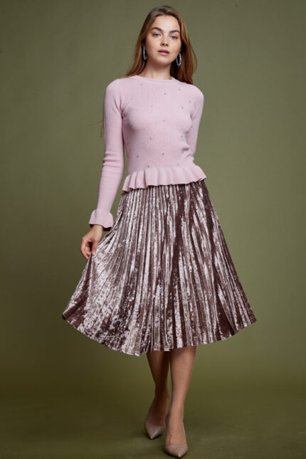 דוגמנית מציגה לוק צנוע של חצאית צנועה פליסה מבד קטיפה בצבע חום