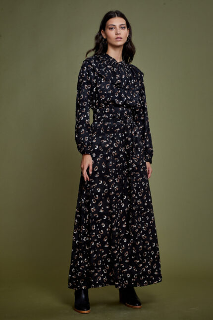 דוגמנית מציגה שמלת מקסי צנועה בגווני שחור מנומר