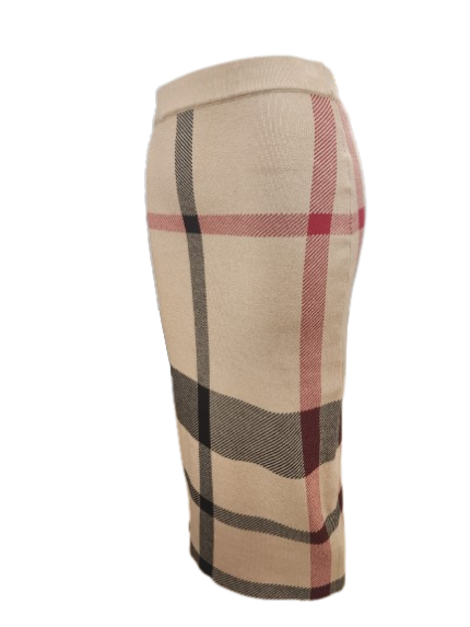תמונת צד של חצאית צנועה עשויה סריג בגזרה ישרה בצבע חום דפוס פסים