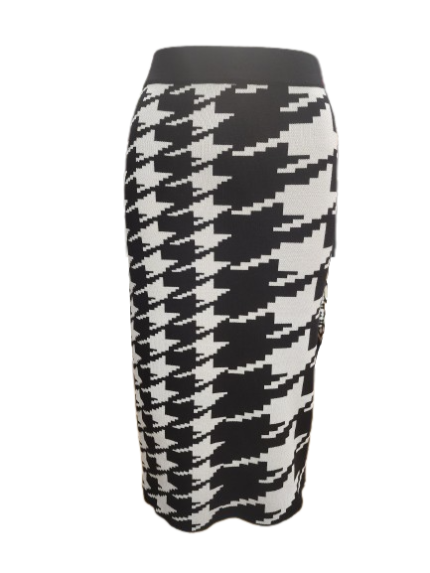 חצאית צנועה עשויה סריג גזרה ישרה דוגמת פפיטה שחור ולבן