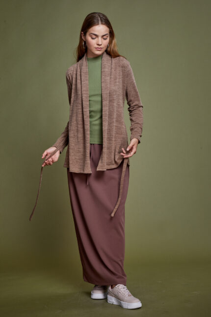דוגמנית מציגה לוק צנוע של חצאית מקסי ועליונית צנועה בגוון כאמל