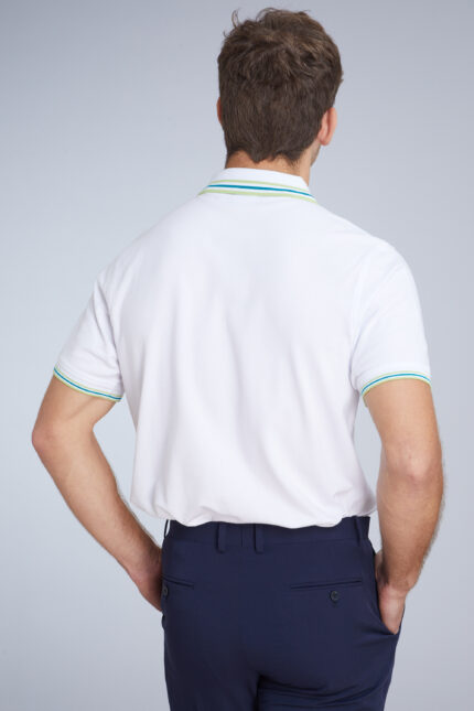 תמונת גב של חולצת פולו לגבר בצבע לבן
