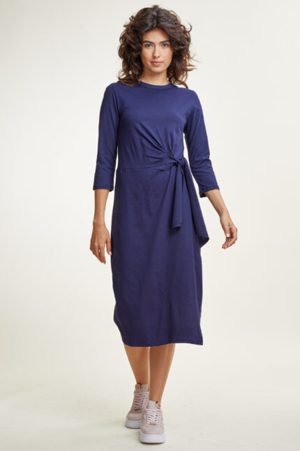 שמלת כותנה למידות גדולות גזרה ישרה בצבע כחול כהה
