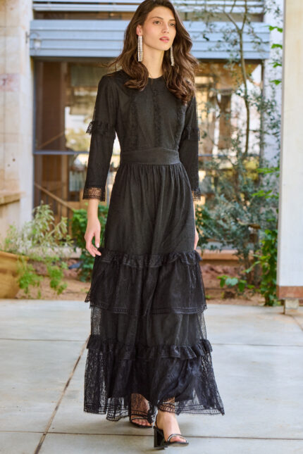שמלת מקסי לחג עשויה תחרה בגזרת קומות בצבע שחור