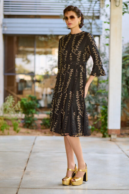שמלת אירועים מרשימה בצבע שחור עם נגיעות של זהב מבד טול רשת רקום