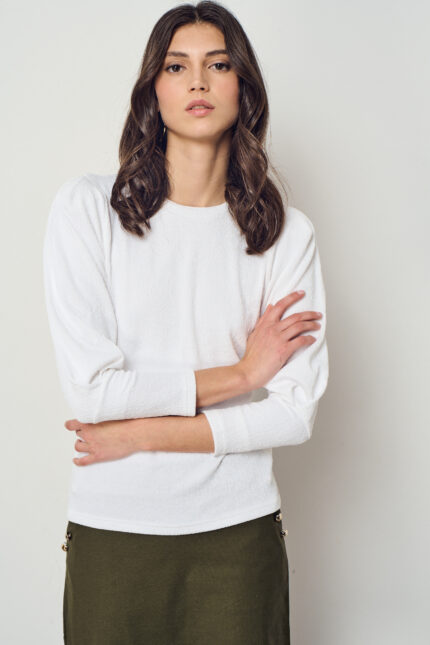 תמונת תקריב של חולצת אריג צנועה לנשים בצבע לבן עם שרוול מיוחד