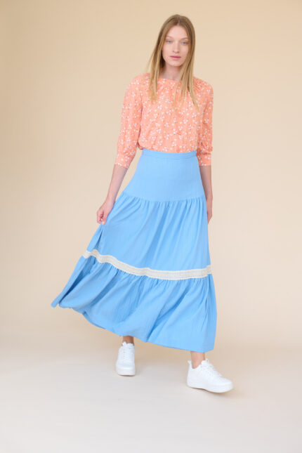 חצאית מקסי קומות עם פס קרושה באמצע החצאית בצבע תכלת