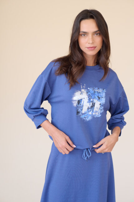 תמונת תקריב של חולצת פוטר קלילה עם דפוס קדמי בצבע כחול