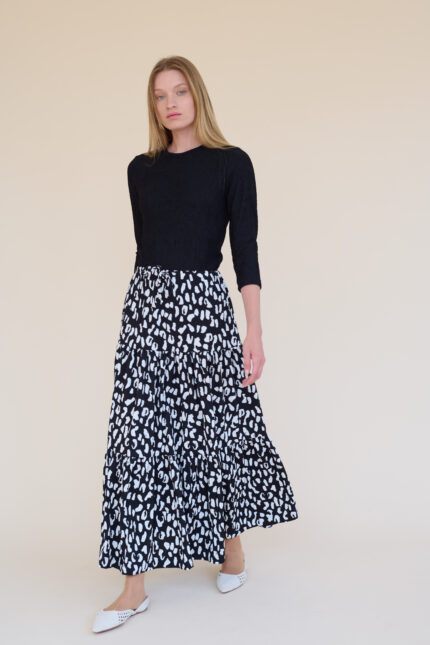 חצאית מקסי קומות מתרחבת בדפוס שחור ולבן