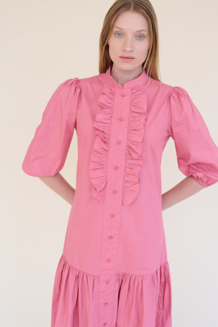 תמונת תקריב של שמלת קיץ עשויה כותנה עם וולאנים מרשימים בצווארון בצבע ורוד