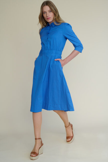שמלה קייצית עם צווארון וכפתורים בצבע כחול רויאל