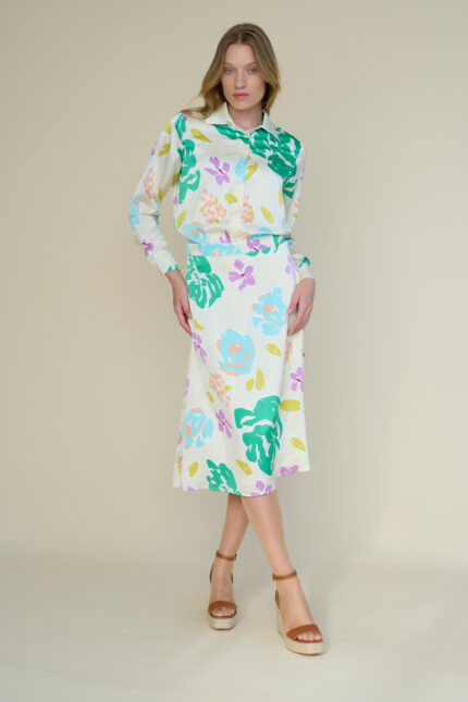 חצאית סאטן מודפסת בגווני שמנת ופרחים צבעוניים