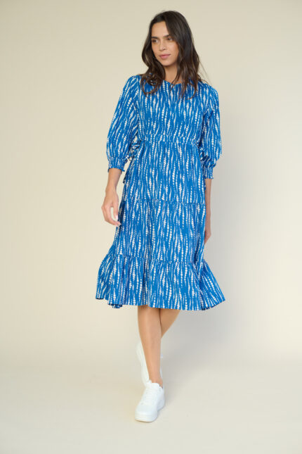 שמלה מתרחבת בדפוס כחול ולבן עם חגורת מסילה במותן