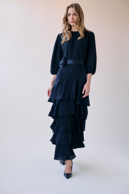 שמלת מקסי לערב בצבע שחור עם דוגמת קומות וולאנים בסיומת וחגורה במותן