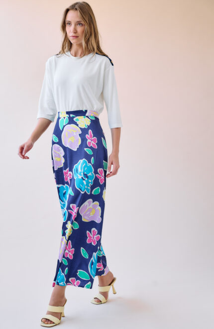 חצאית מקסי סאטן ישרה בצבע נייבי עם דפוס פרחים גדולים
