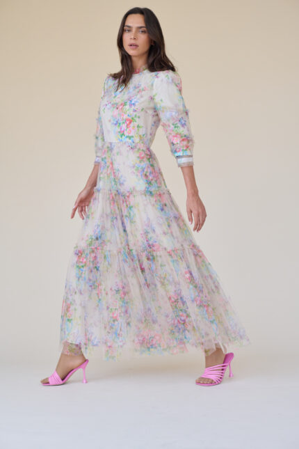 דוגמנית מציגה שמלת מקסי לערב עשויה מבד טול בהיר ומודפס