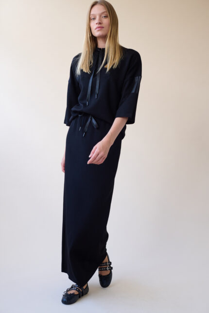 חצאית מקסי דמוי פוטר בצבע שחור עם שרוך וגומי בחגורה