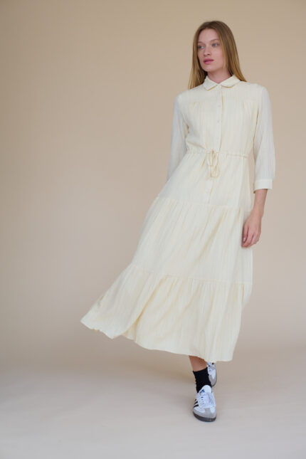 שמלה מקסי קומות דמוי פיקה בצבע שמנת עם חגורת מסילה במותן
