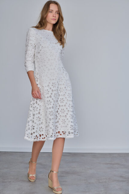 שמלה לבנה וחגיגית בגזרת קלוש מתרחבת עשויה בד גיפור מרשים