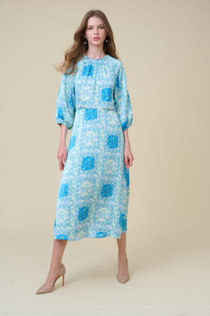 שמלת מידי ישרה מודפסת בגווני כחול עם שרוולי 3/4 תפוחים