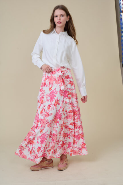 חצאית מקסי מודפסת פרחים בגוון ורוד ולבן עם חגורה במותן