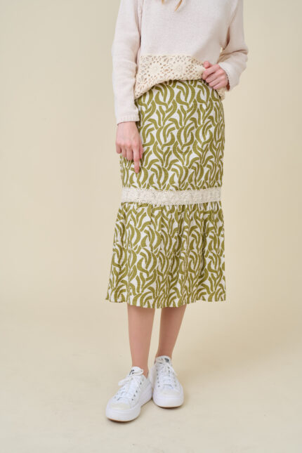 תמונת תקריב של חצאית מידי מתרחבת עם פס קרושה ודפוס עלים