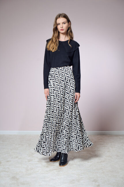 חצאית פליסה מקסי בדפוס שחור ולבן